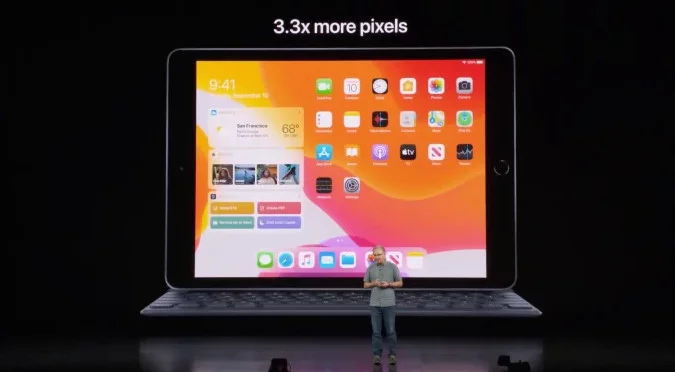 Yeni iPad'i tanıtan sunucu